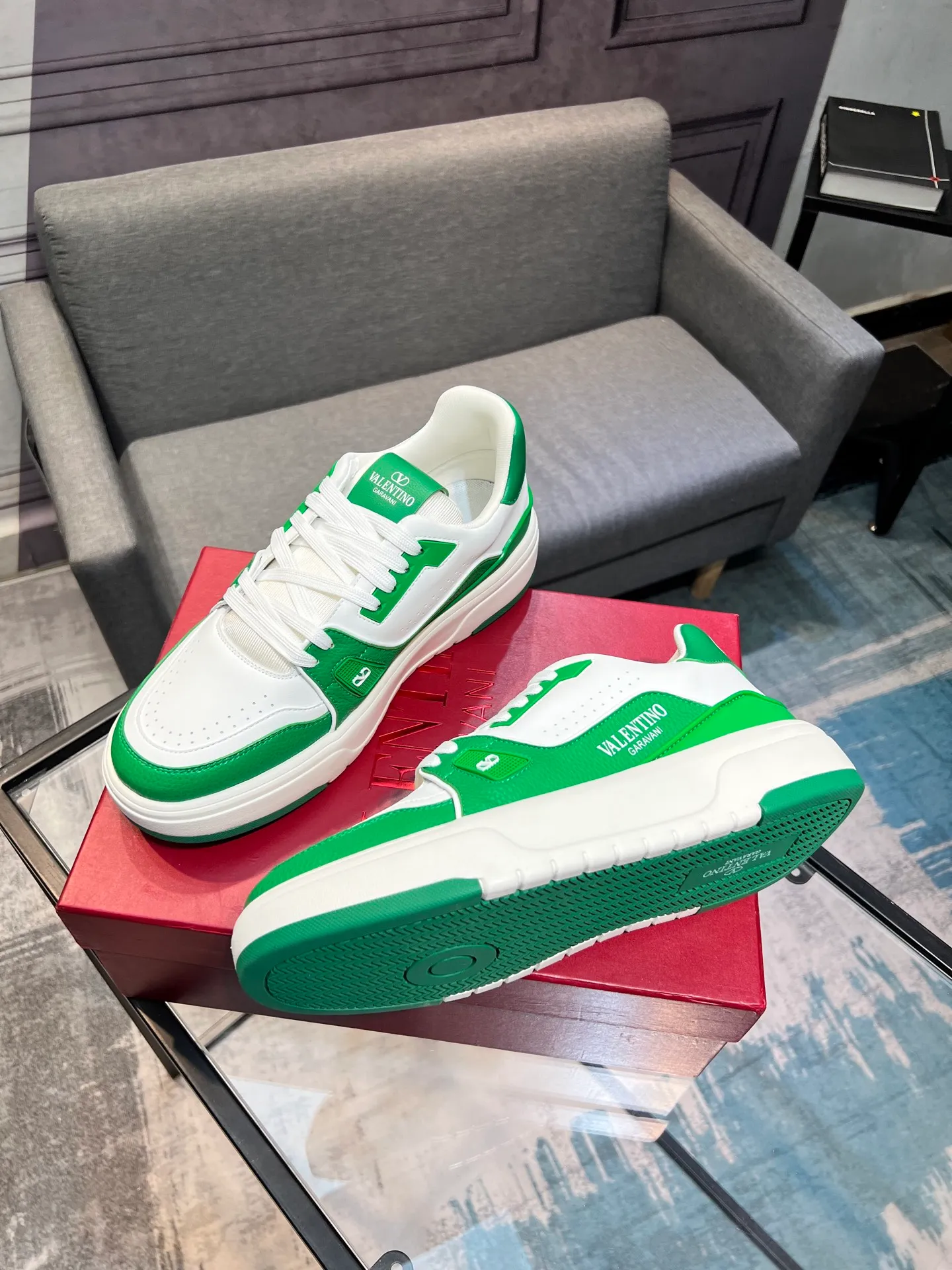 Men's men's shoes 💰660 𝑽𝒂𝒍𝒆𝒏𝒕𝒊𝒏𝒐 Valentino 𝑶𝒏𝒆𝑺𝒕𝒖𝒅 Couple's sneaker series Valentino 2025 latest couple's sneakers, celebrity style, hot sale. The original ZP was purchased and dismantled. Repeated pattern making and modification. I strive to restore the original version 1:1! Top luxury masterpiece, soft and comfortable, combining fashion and leisure, bringing excellent elegant texture and excellent on-foot comfort. Top purchase version upper: imported calfskin surface/original oil edge craftsmanship. Inner: water-dyed cowhide lining. Outsole: original development 𝐓𝐏𝐔 two-color combination outsole. Packaging: original configuration complete package. Code number: 35-44 yards. 34.45 can be customized. Can be customized (self-labeled-no label) order.